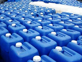 反滲透系統(tǒng)要加酸和反滲透阻垢劑是為了調(diào)節(jié)碳酸系化合物的平衡濃度，進(jìn)而達(dá)到阻止水垢產(chǎn)生的目的。但到底是否需要加酸，加多少反滲透阻垢劑都是有講究的，因為可能反滲透阻垢劑本身就是酸性的就無需加酸了，而如果水質(zhì)分析結(jié)果得出，還需要添加其他成分，就可能還需要添加其他水處理藥劑的。